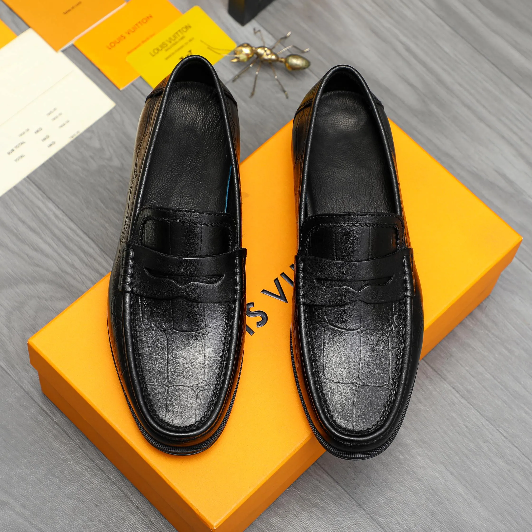 Men's shoes 💰p442 Product trademark: LV (Louis Vuitton) business casual slip-on leather shoes. Regular size: 38-46 (45.46 custom-made, non-returnable) Product materials: Selected high-quality stone grain cowhide upper, cowhide lining, rubber outsole